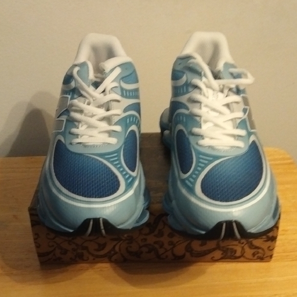 New Men's Light Blue New Balance Athletic Sneakers with White Laces Size Us 10